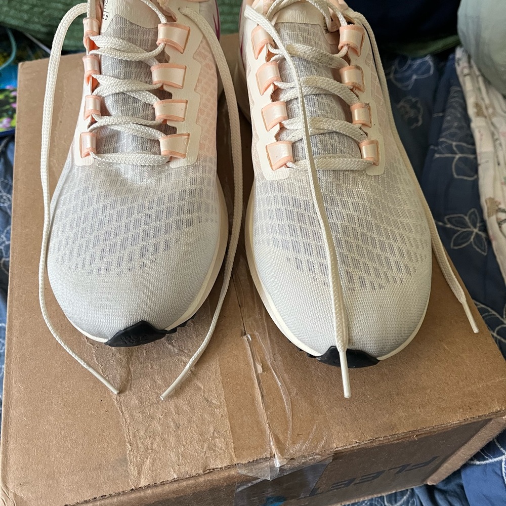 Women's Nike Air Zoom Pegasus Structure 21 running shoe Pale Ivory/Ghost/Violet